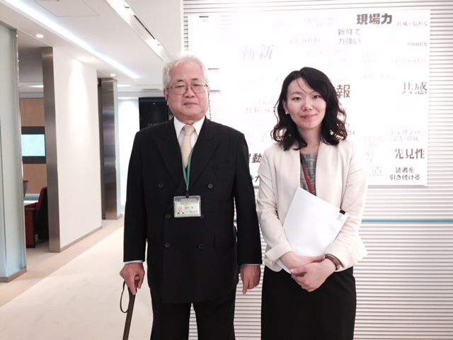 左から帝国データバンク史料館 館長の高津隆さんと研究員（学芸員）　福田美波さん