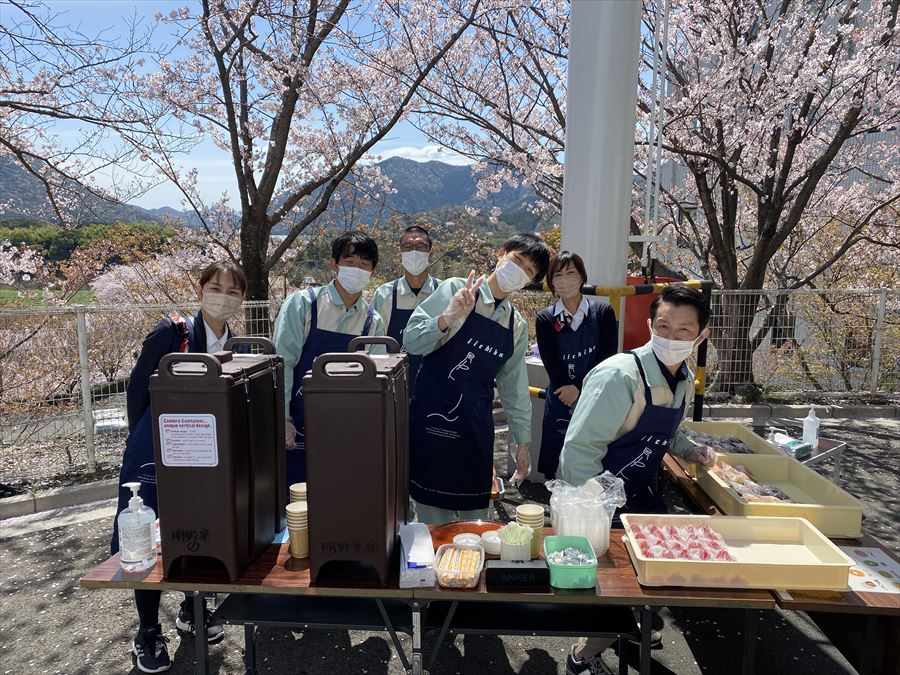 「さくらの杜カフェ」のスタッフ。珈琲やいちご大福を用意しています